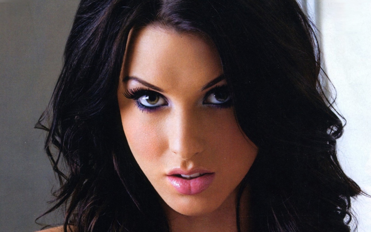 Брюнетка Alice Goodwin