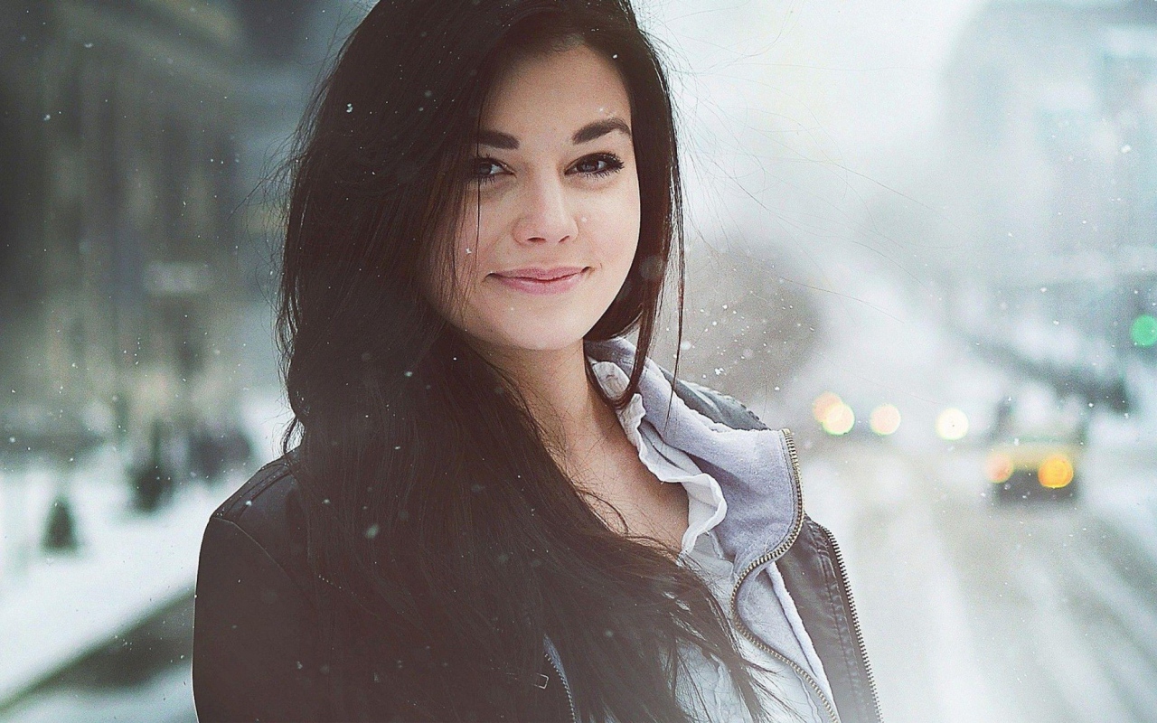 Девушка брюнетка среди снегопада