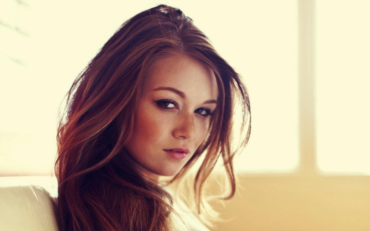 Модель брюнетка Лианна Деккер