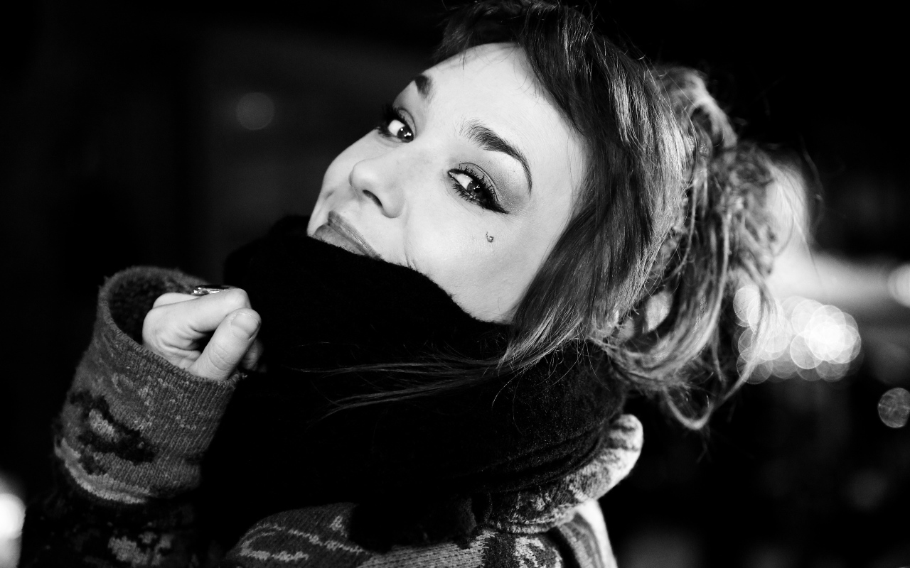 Веселая девушка в зимнем шарфе