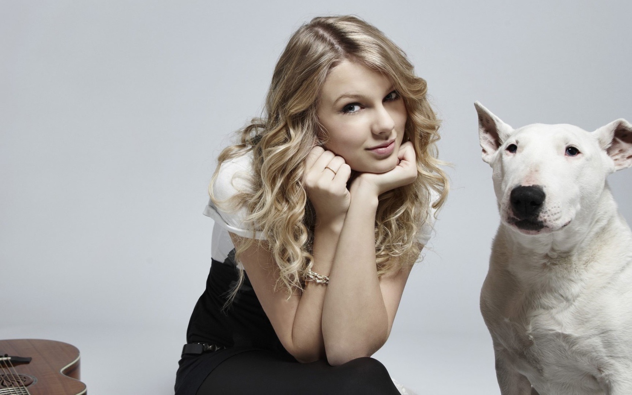 Девушка и белая собака