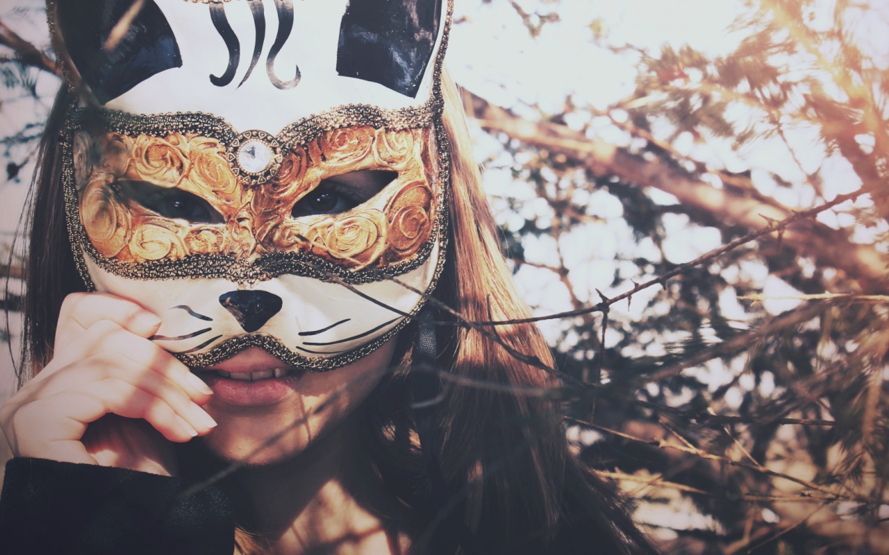 Девушка прикрыла лицо маской