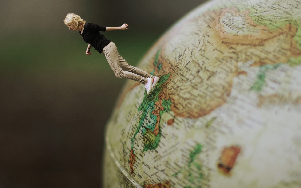 Девушка идет по глобусу