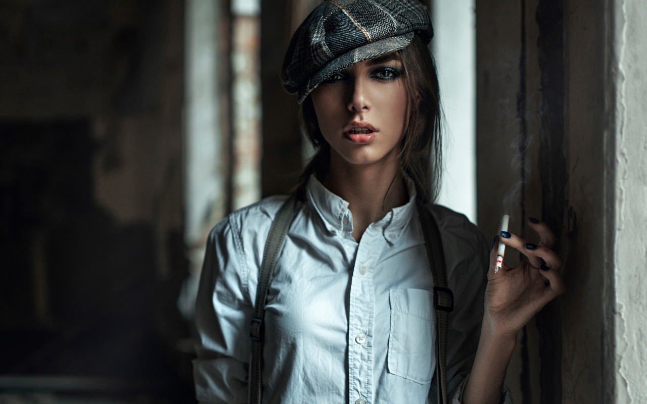 Девушка в берете курит сигарету