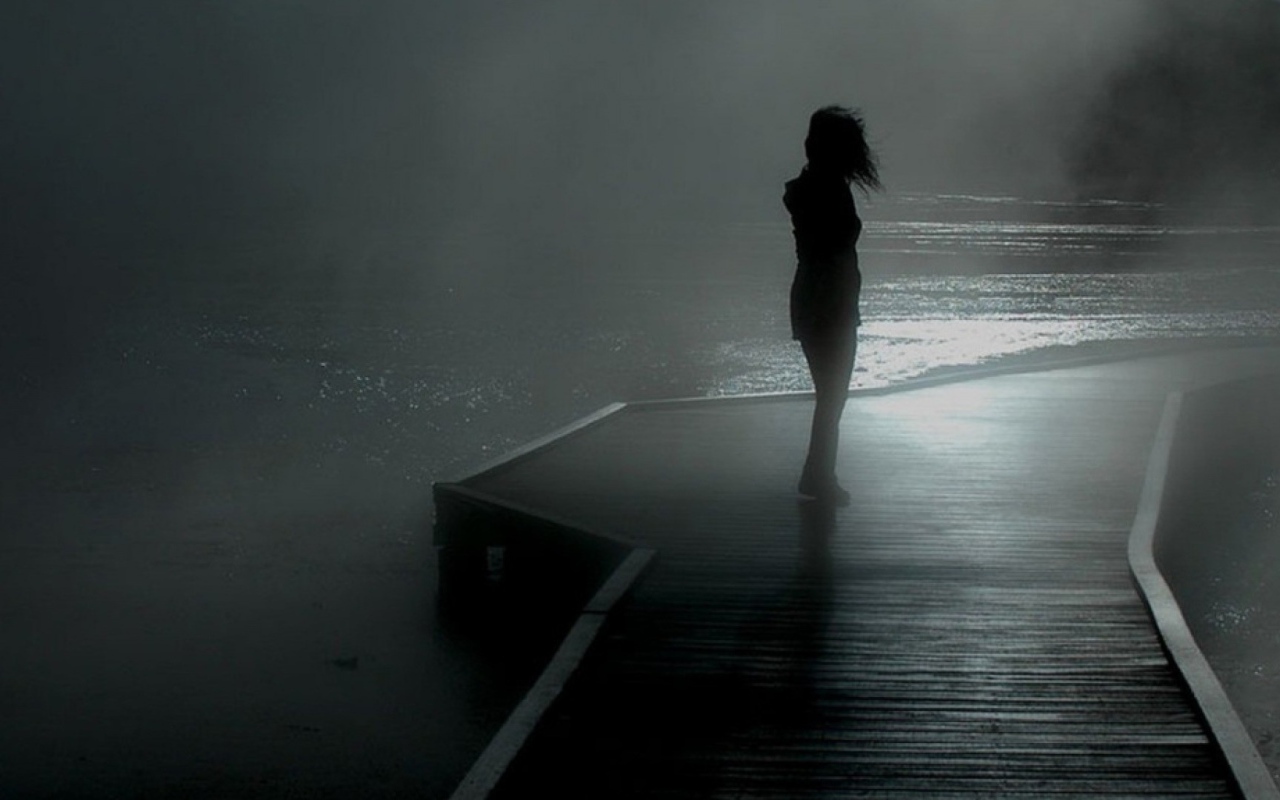 Девушка на причале в тумане