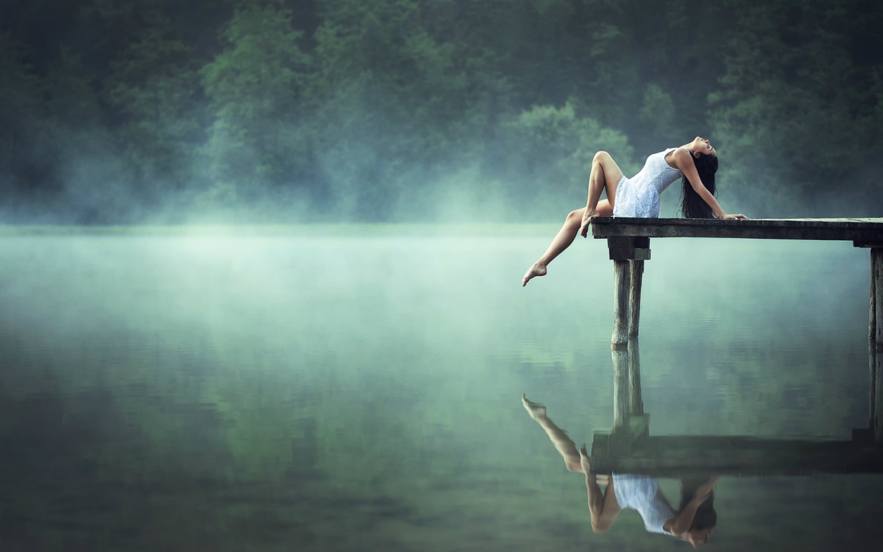 Девушка на пристани ранним утром