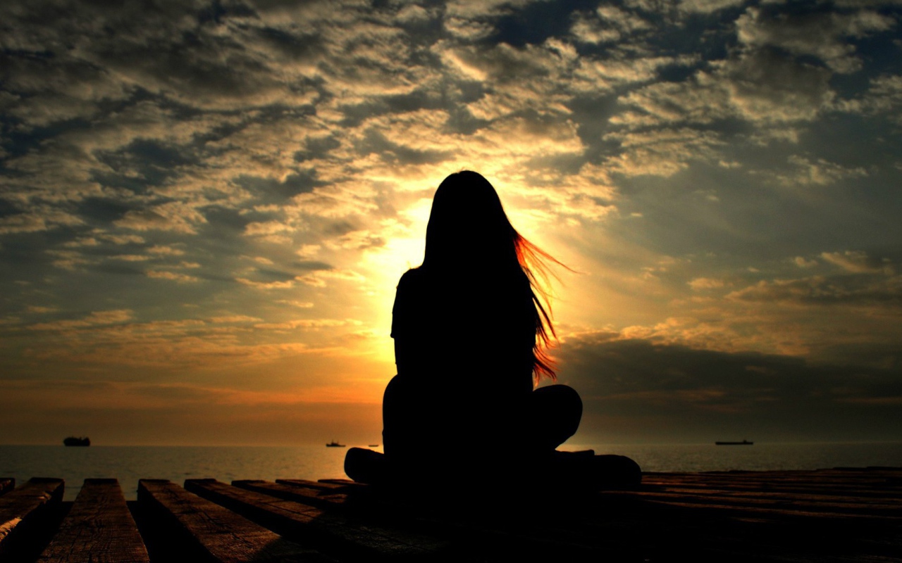 Силуэт девушки на фоне заката