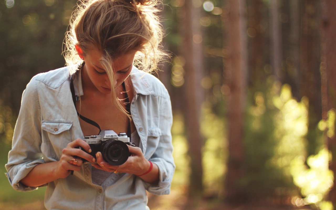 Девушка с фотоаппаратом Minolta