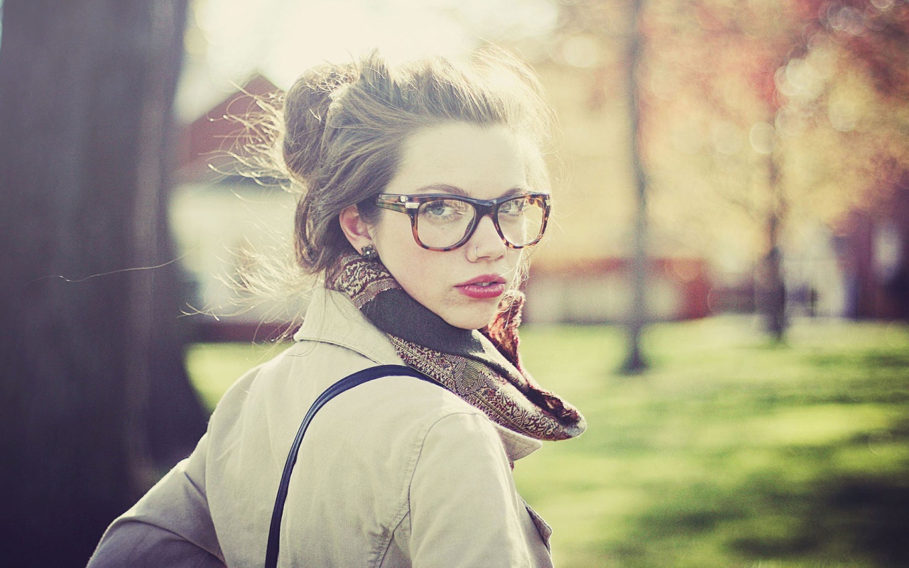 Девушка в очках оглянулась через плечо