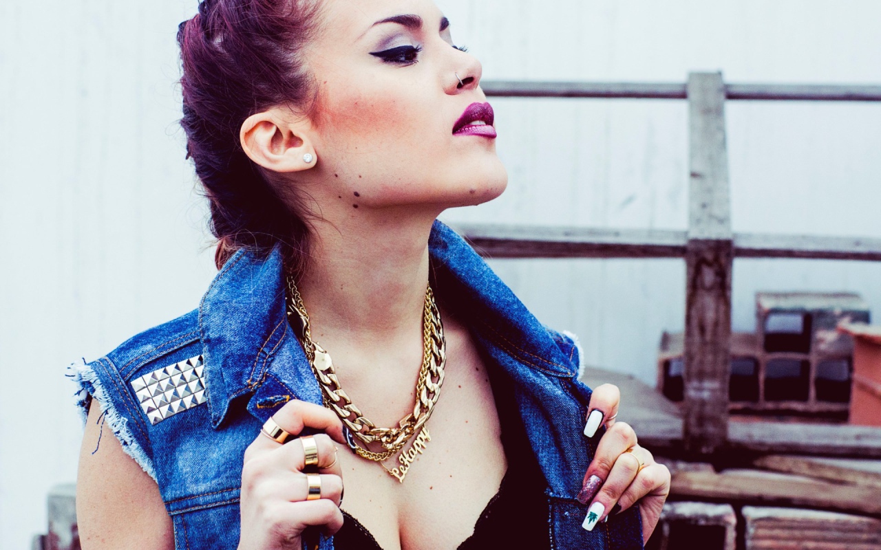 Золотая цепь на шее у девушки