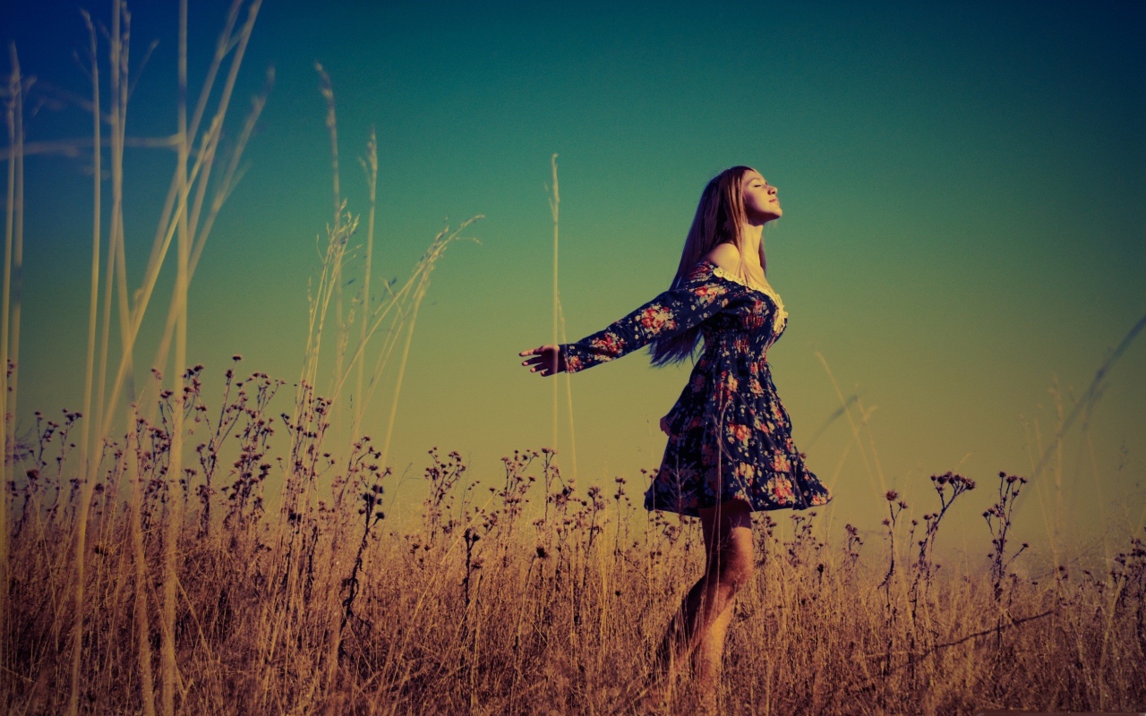 Счастливая девушка в поле