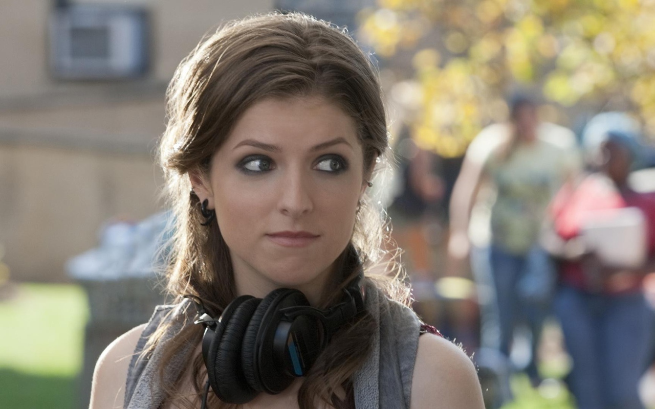 Наушники на шее Анны Кендрик