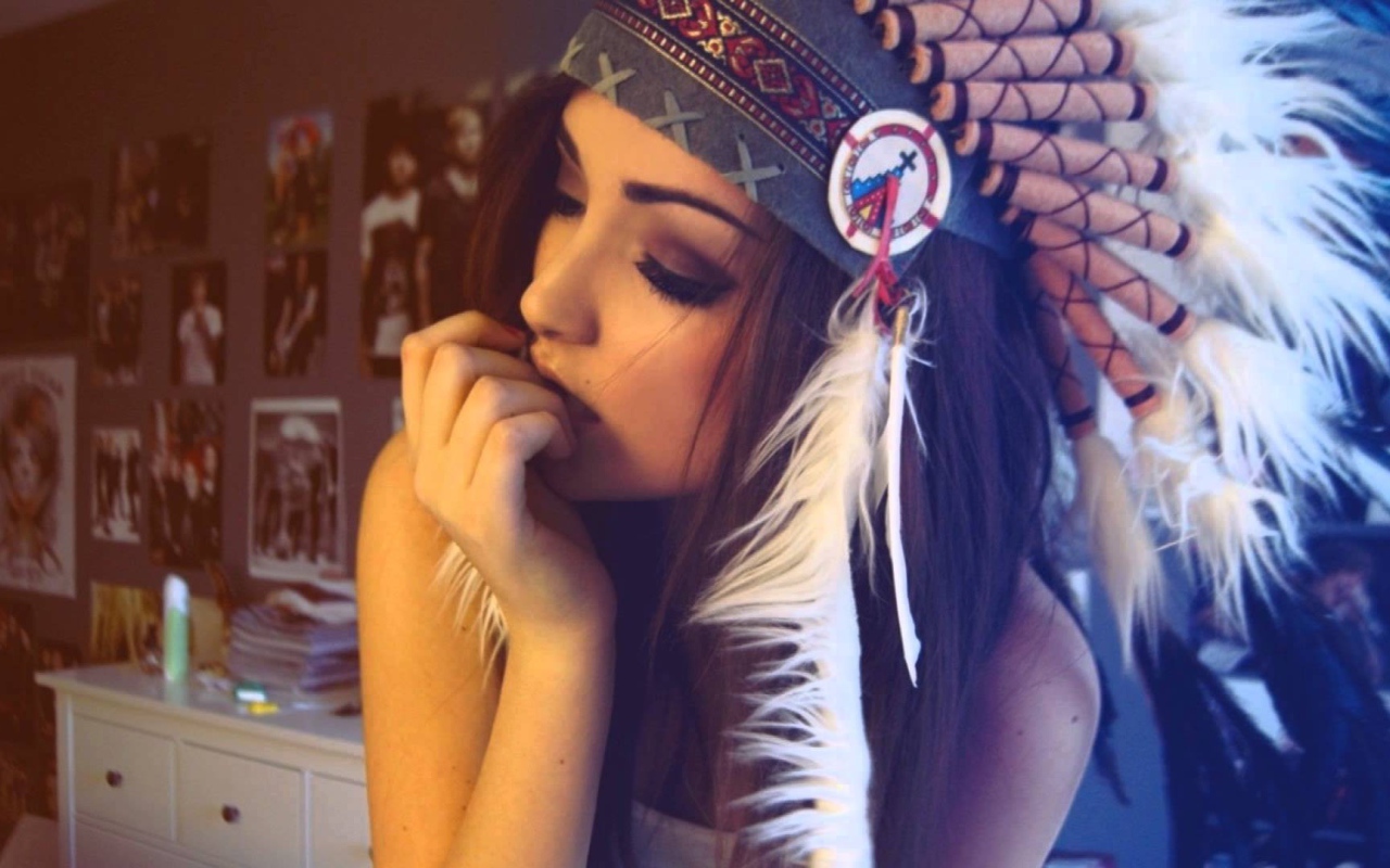 Девушка индианка грызет ногти