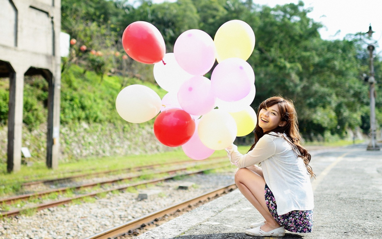 Японская девушка со связкой надувных шаров