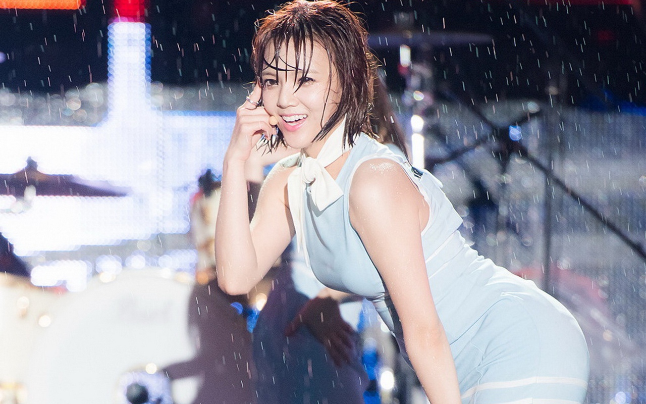 Радостная азиатская девушка под дождем