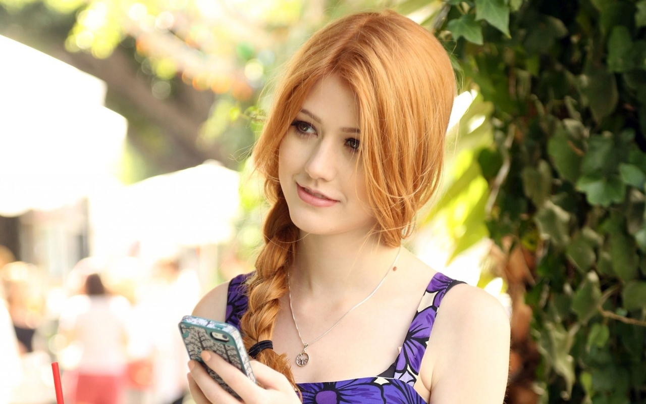 Девушка Кэтрин Макнамара с телефоном в руке