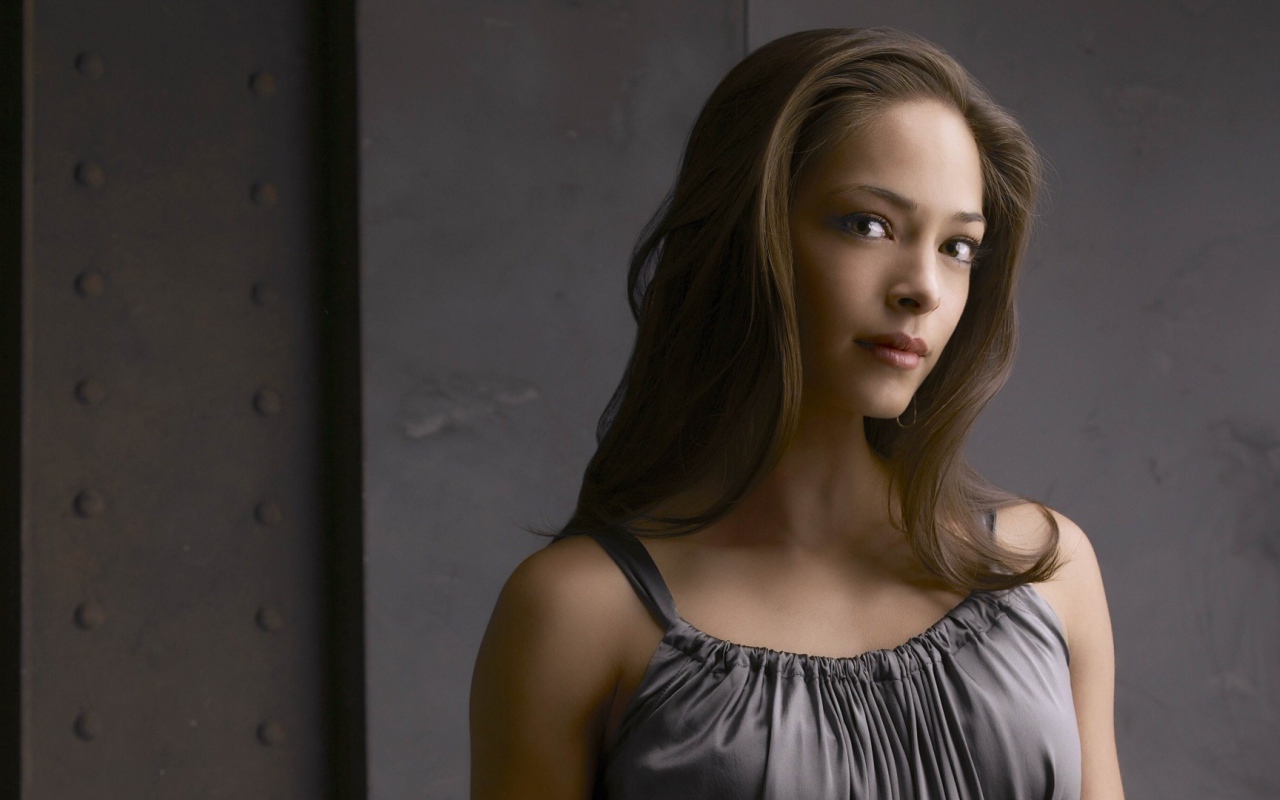 Кристин Кройк в сером платье