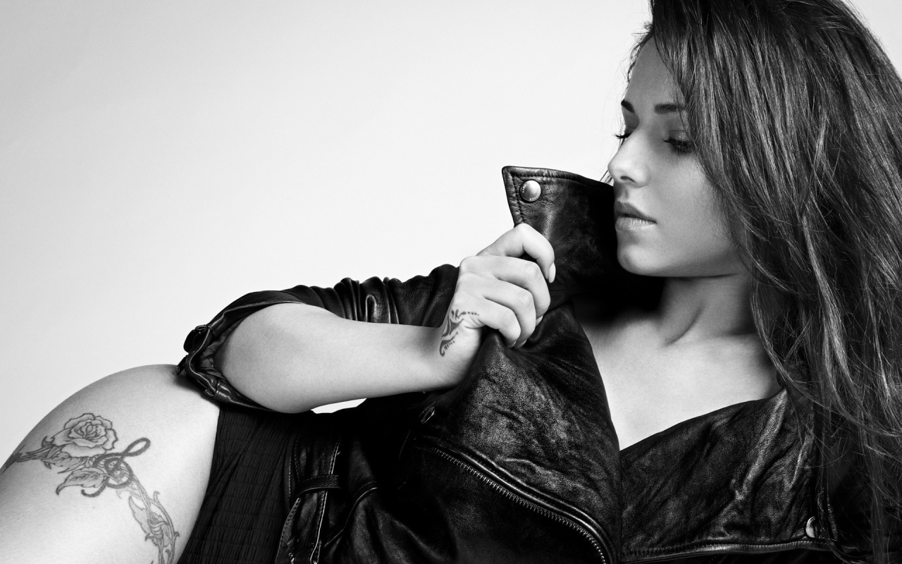 Монохромное фото девушки в кожаной куртке
