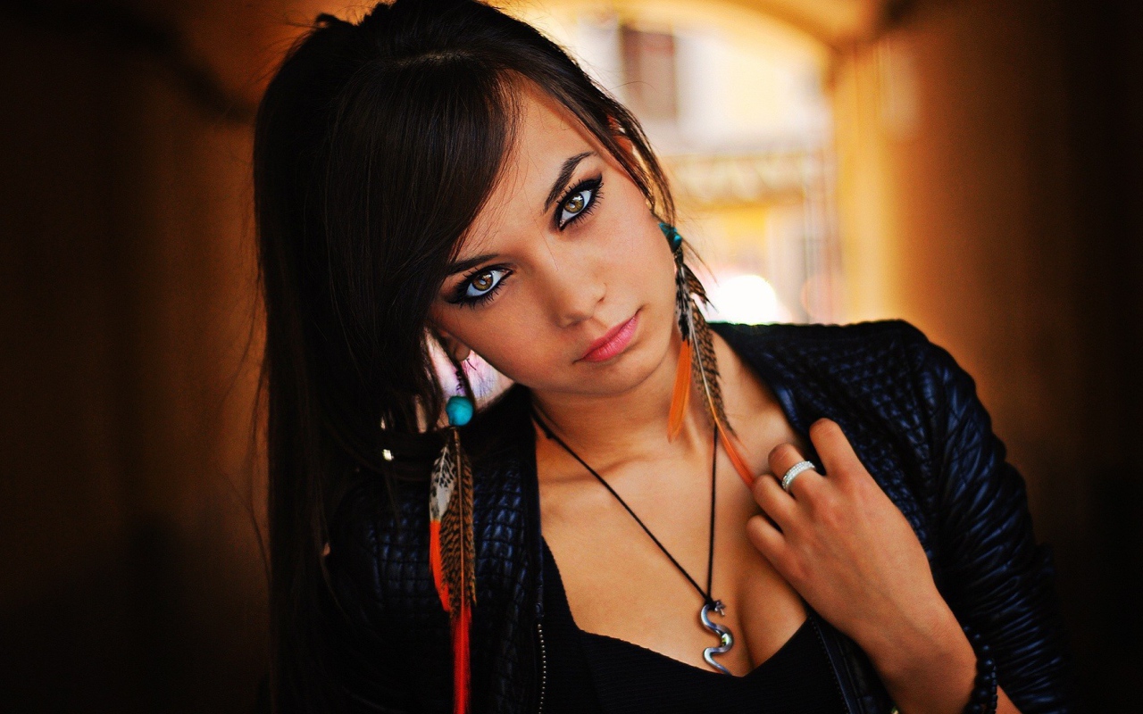 Кулон в виде змеи на шее у брюнетки