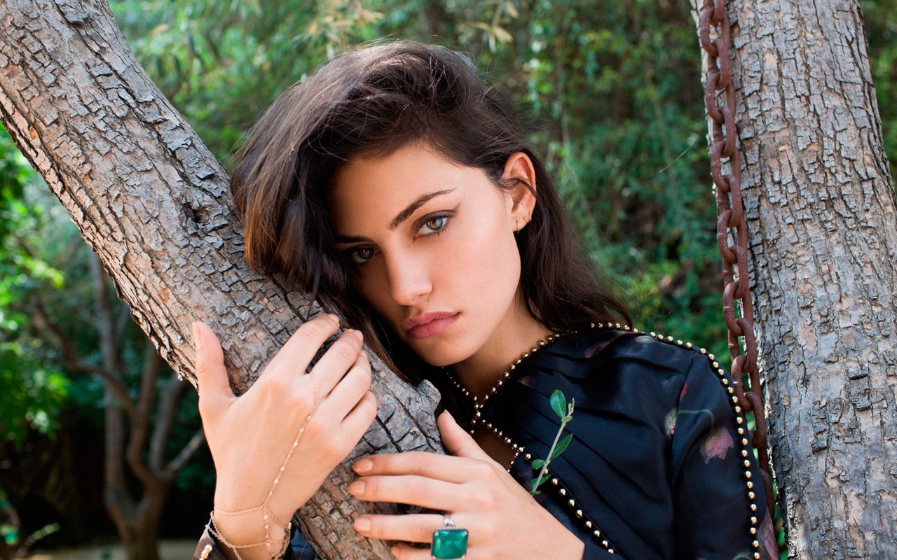 Фиби Тонкин, модель, обняла ствол дерева