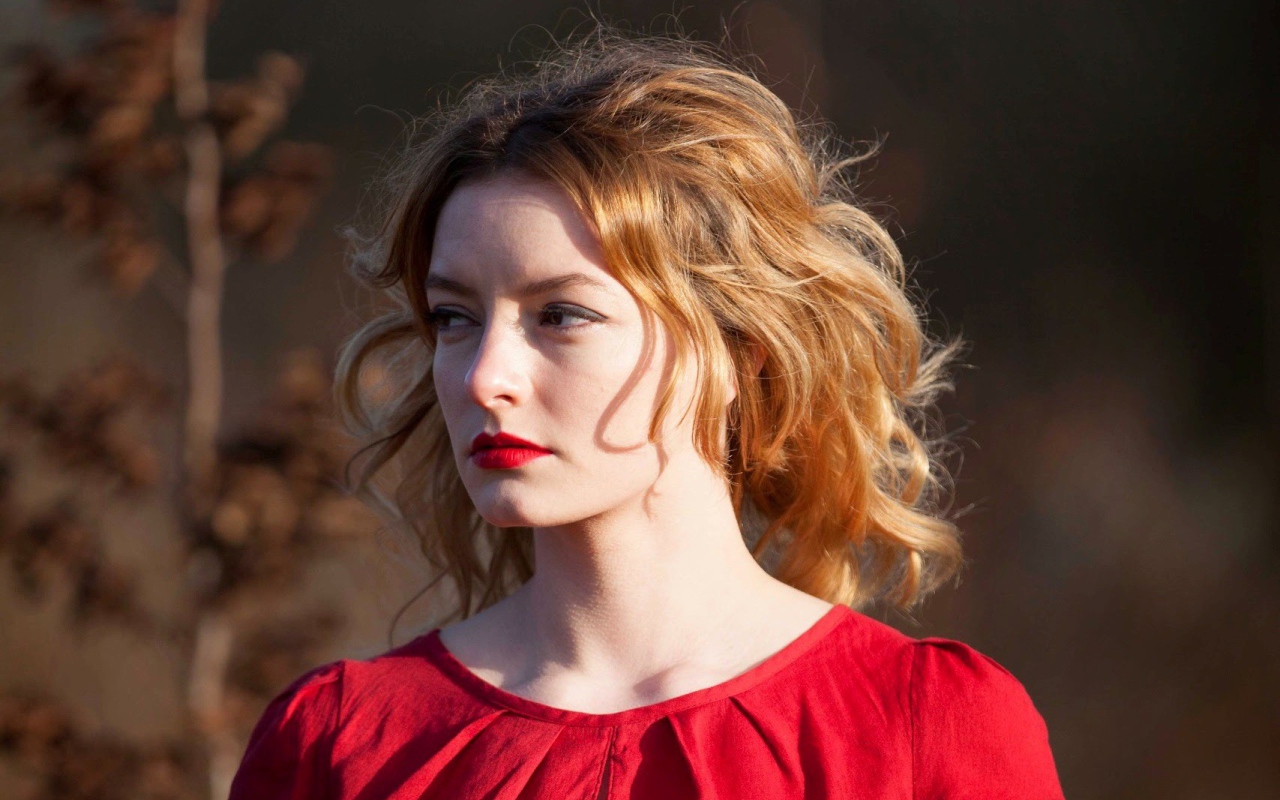 Рыжеволосая девушка в красном платье