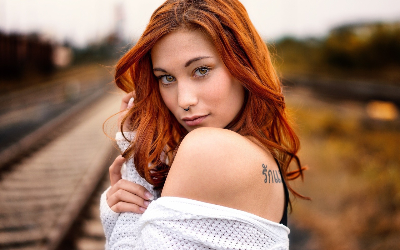 Рыжая девушка с кольцом в носу