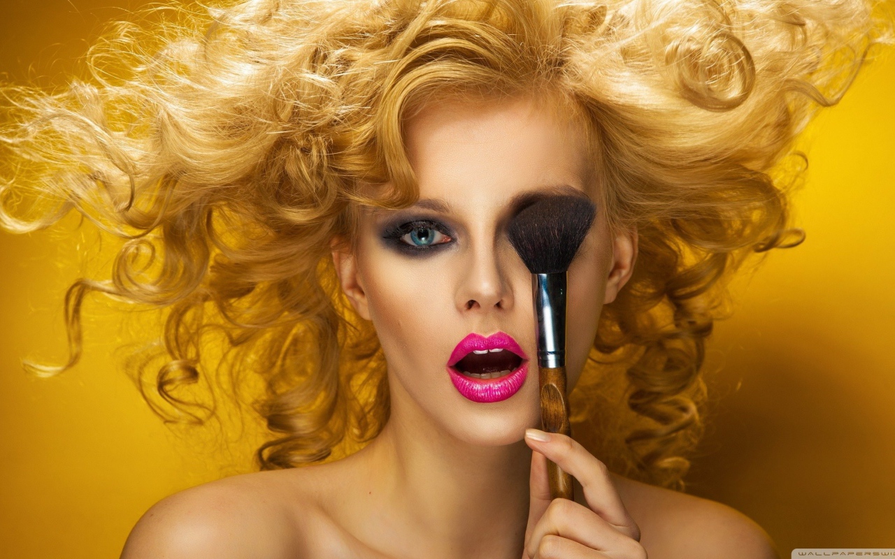 Рыжая девушка делает макияж