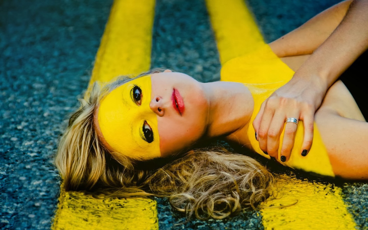 Дорожная разметка на теле девушки