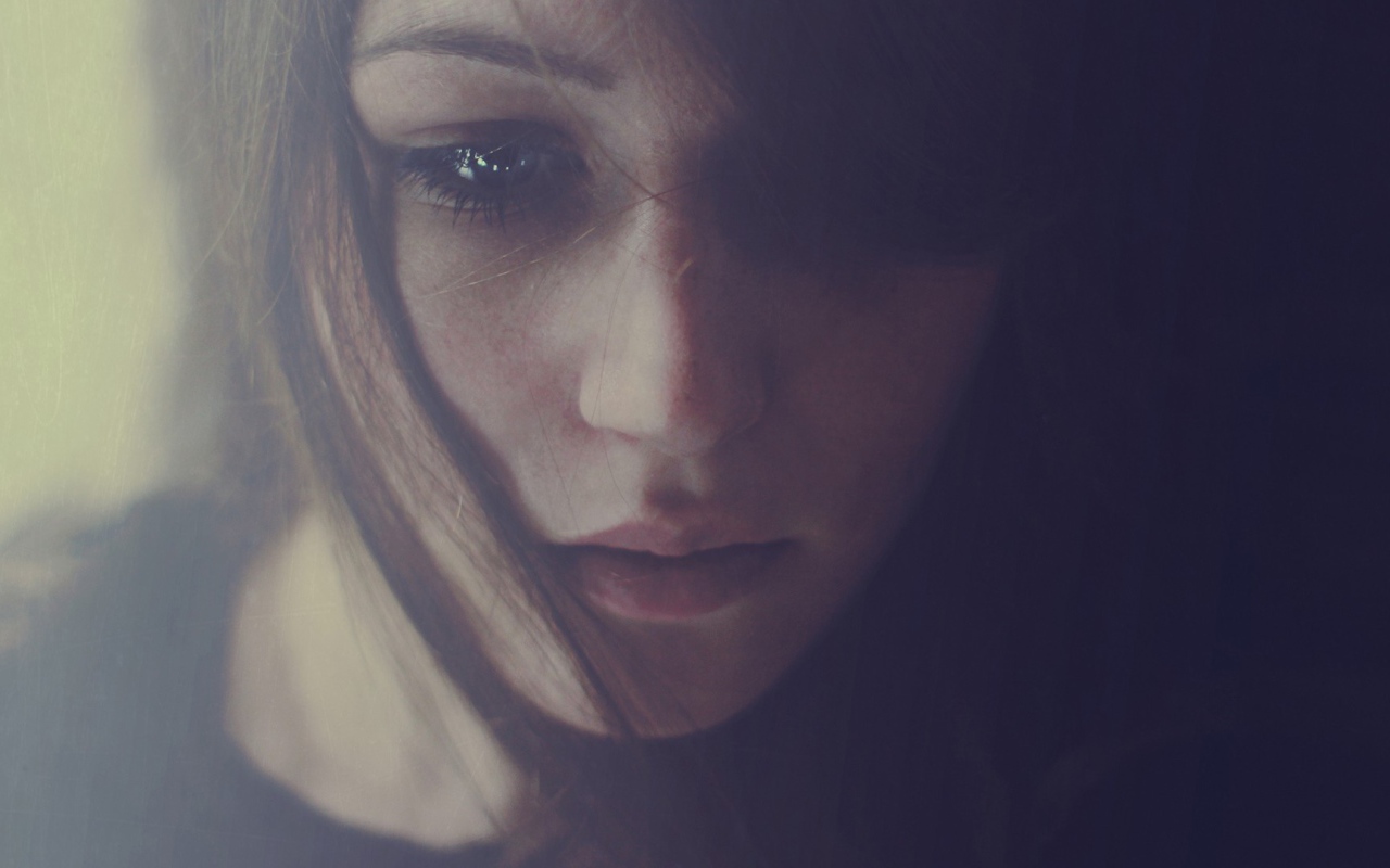 Грустные глаза у девушки брюнетки