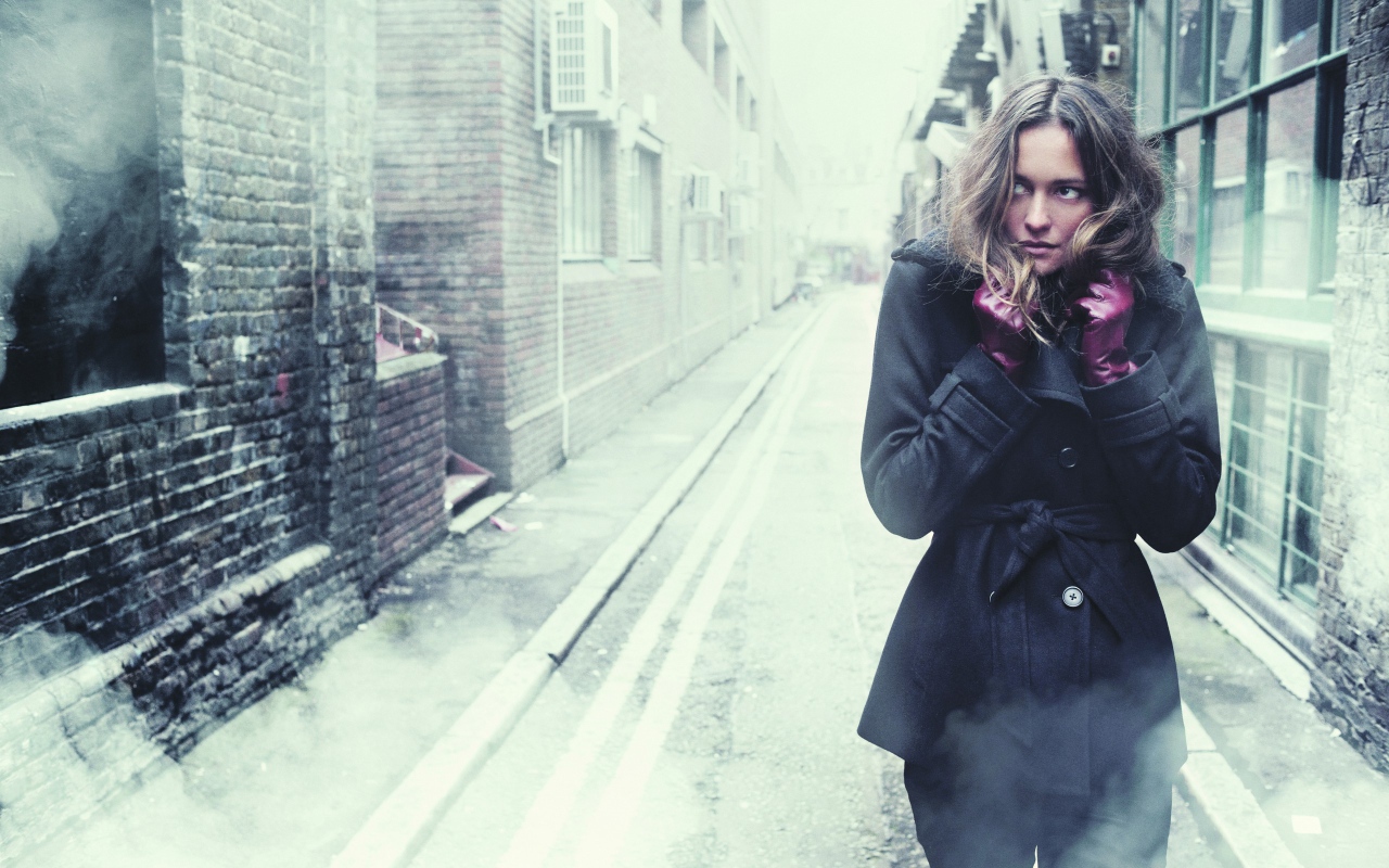 Девушка съежилась от холода