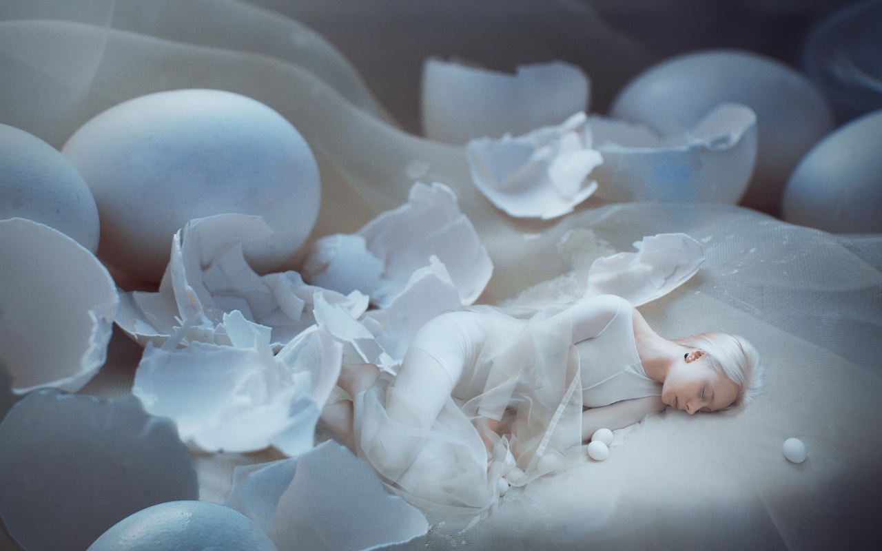 Девушка спит в яичной скорлупе