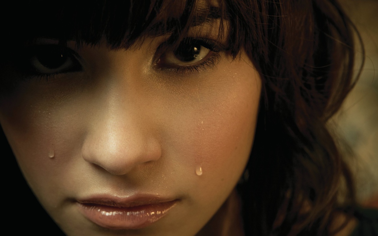 Слезы на лице у девушки