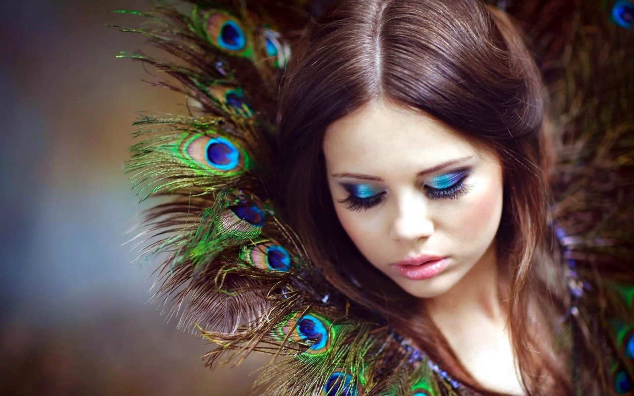 Воротник у девушки из перьев павлина