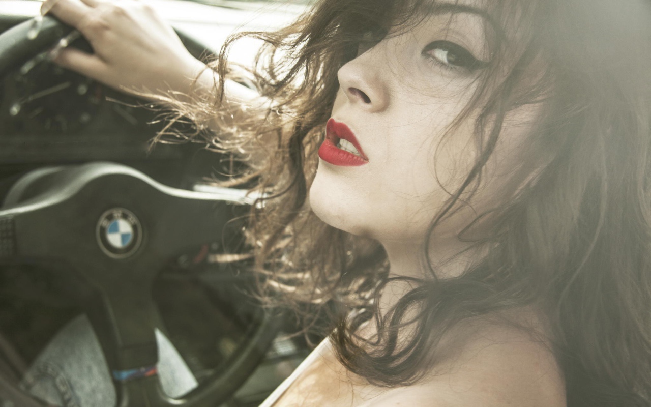 Девушка за рулем БМВ