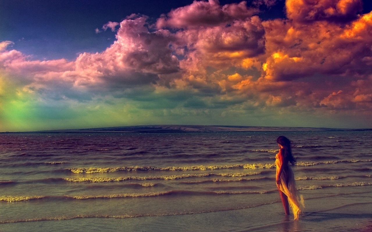 Девушка входит в волны прибоя