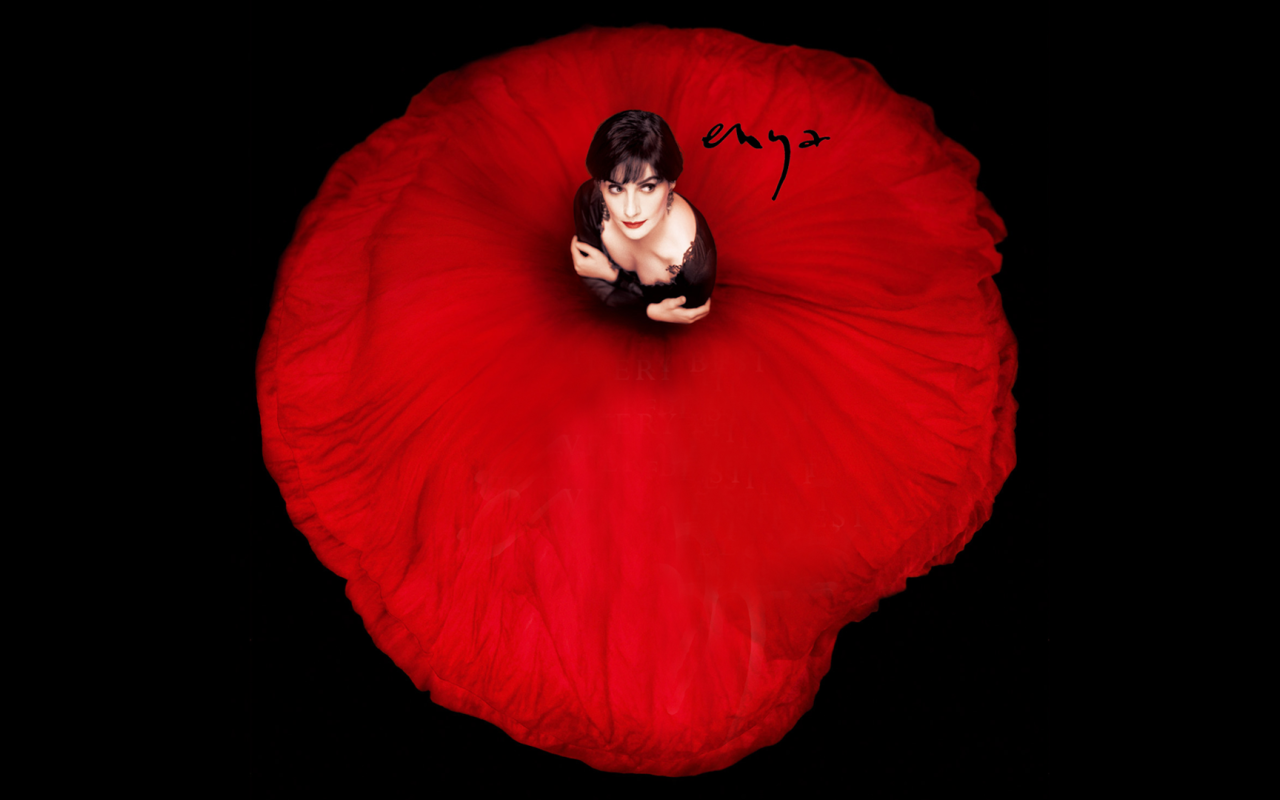 Девушка в красном платье в форме мака