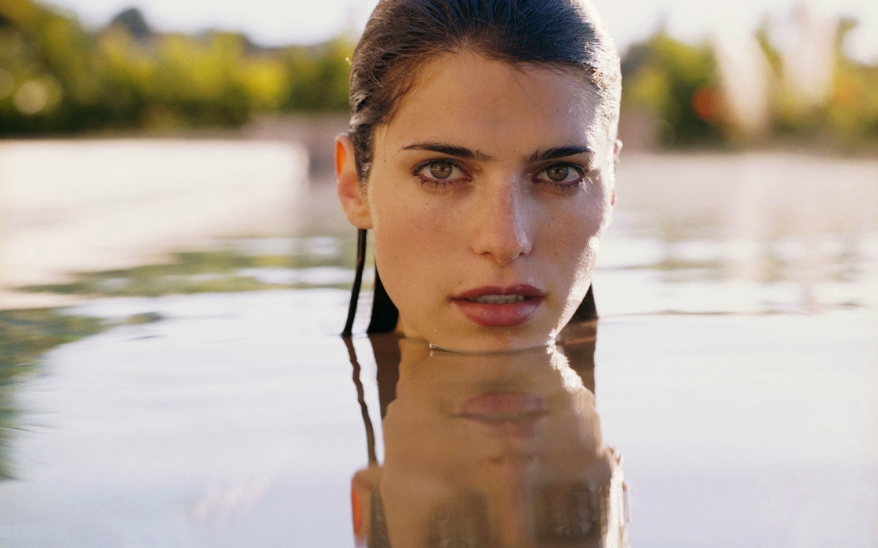 Девушка по шею в воде