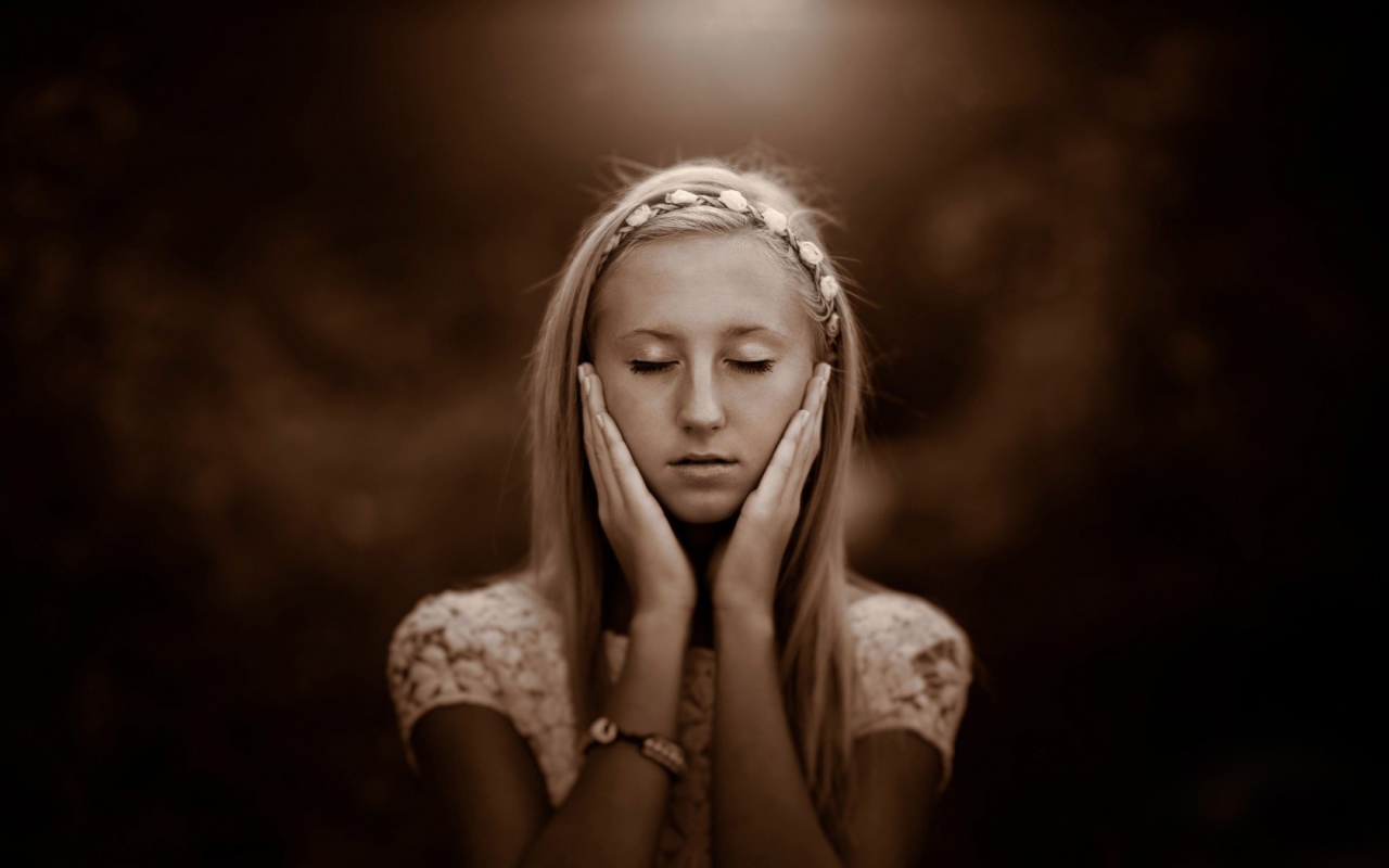 Девушка прикоснулась руками к лицу