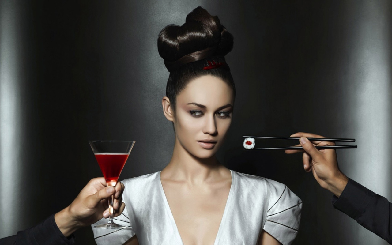 Девушку угощают вином и суши