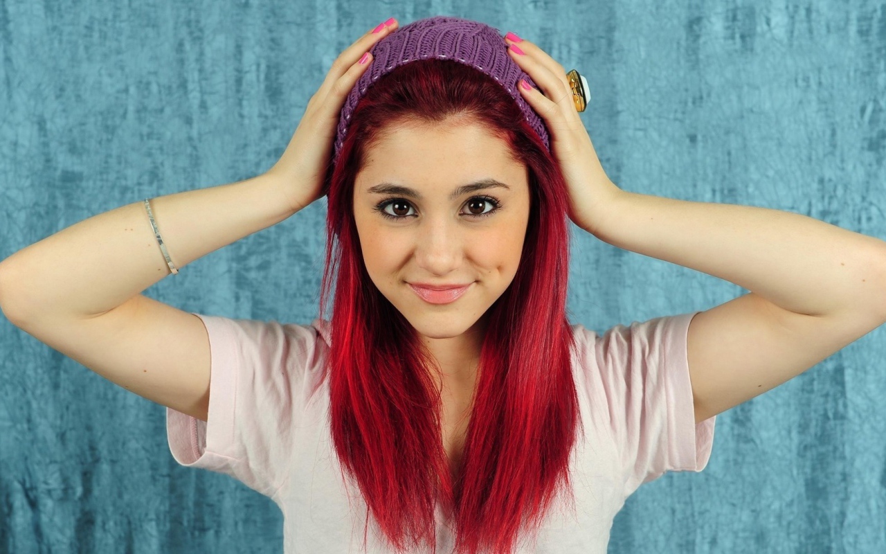 Девушка с красными волосами в сиреневой повязке