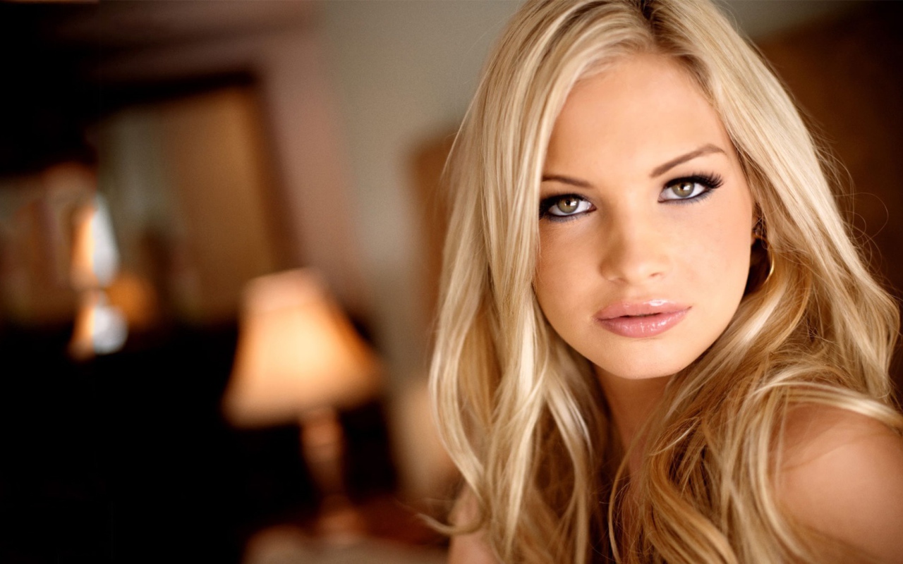 Красивая девушка Franziska Facella