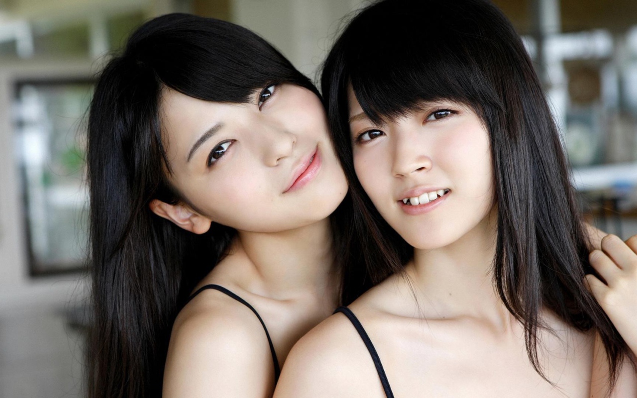 Две девушки сестры из Японии