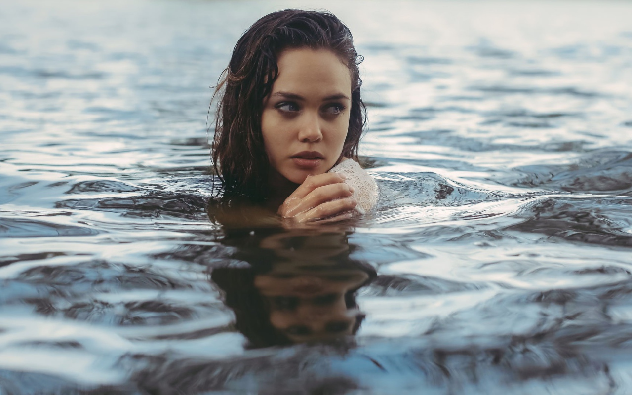 Девушка Aurela Skandaj в воде