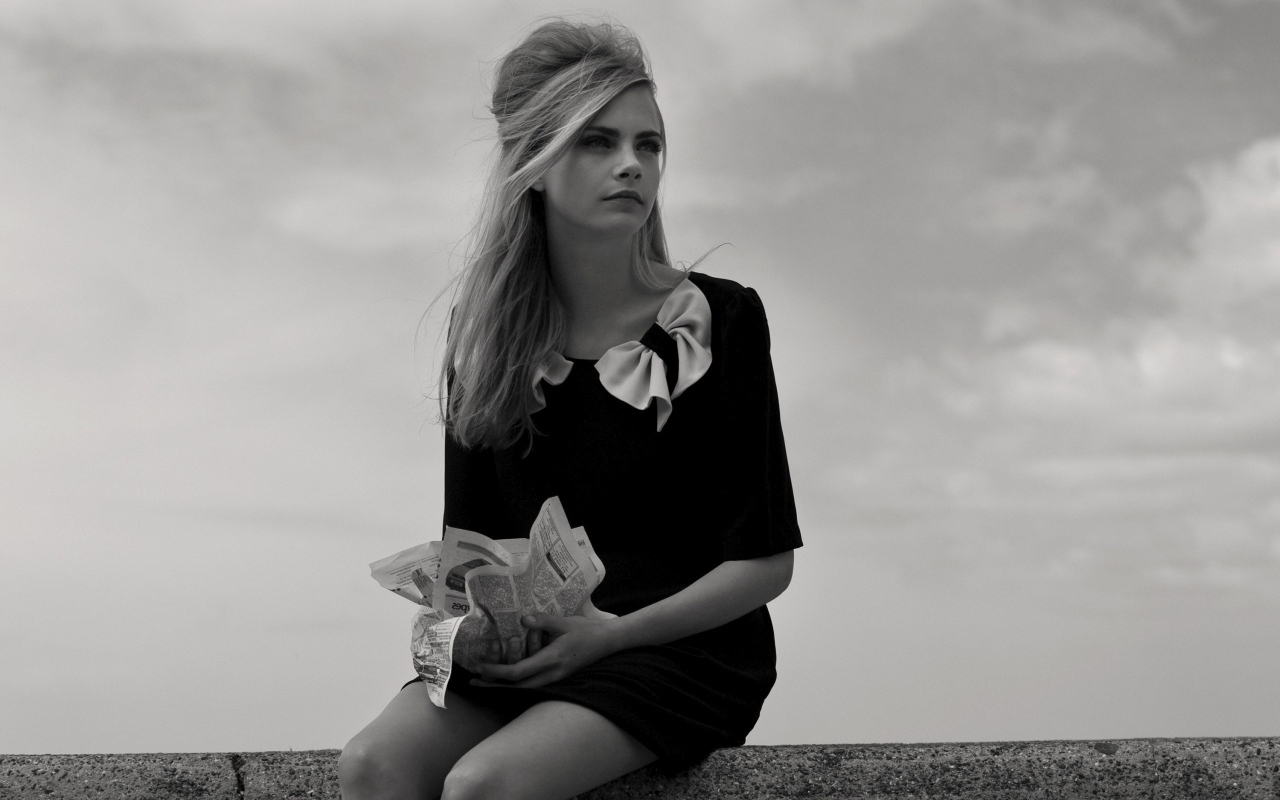 Черно белое фото модели Кара Делевинь