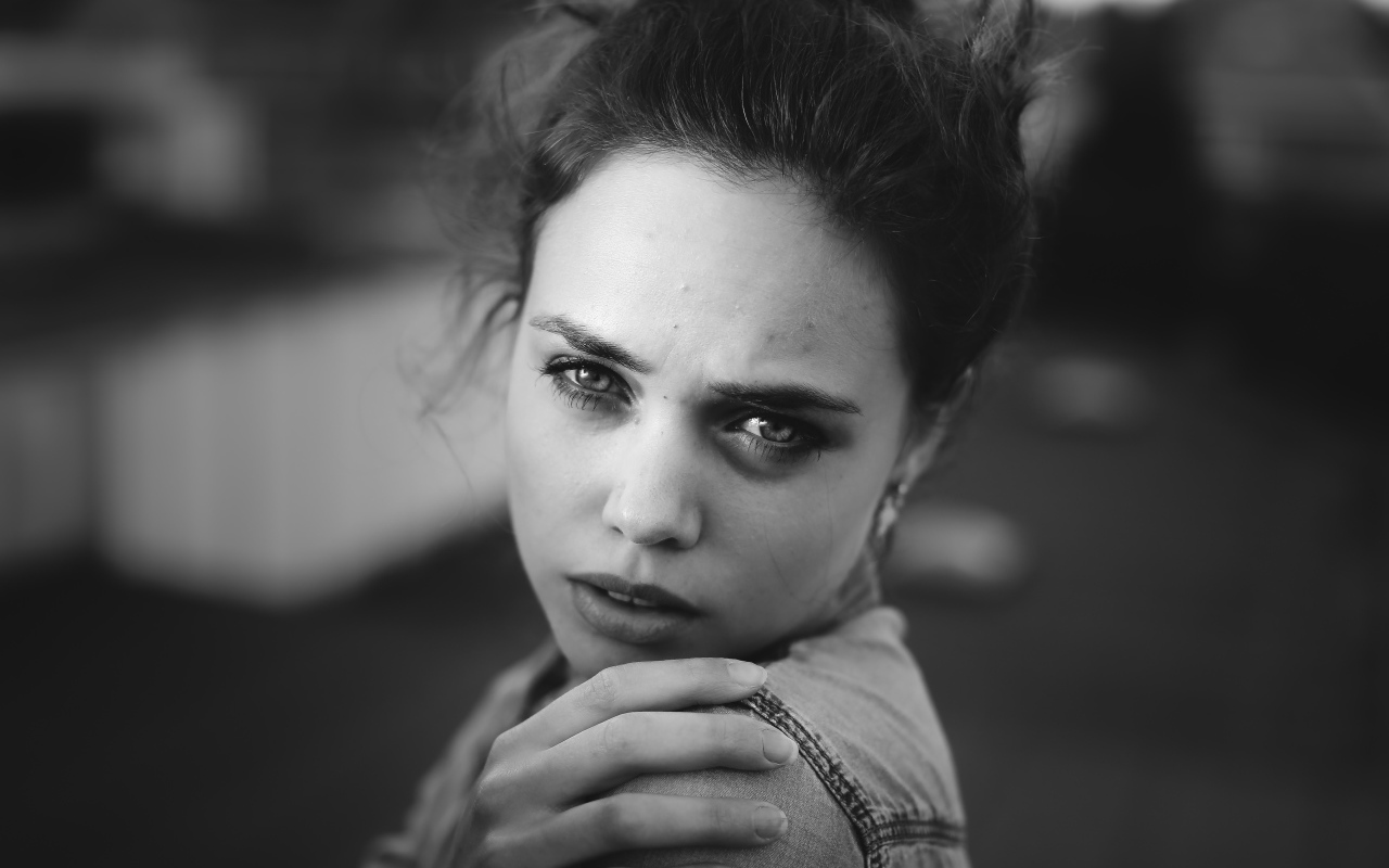 Черно белое фото девушки Aurela Skandaj