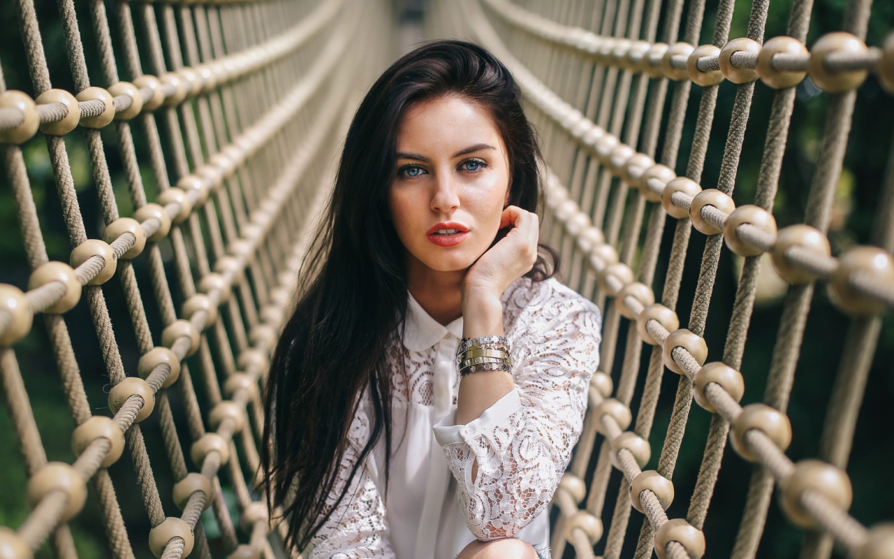 Девушка среди сетей, Aurela Skandaj