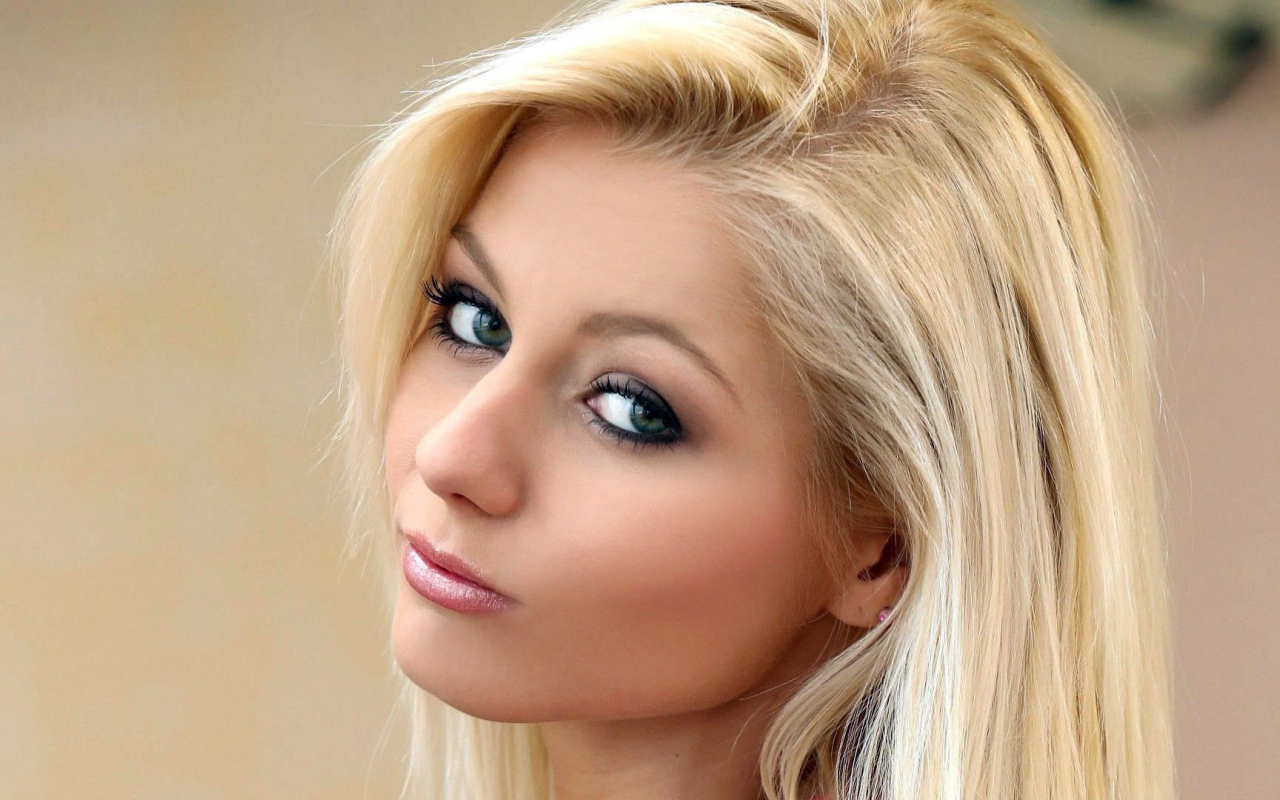 Девушка блондинка Annely Gerritsen