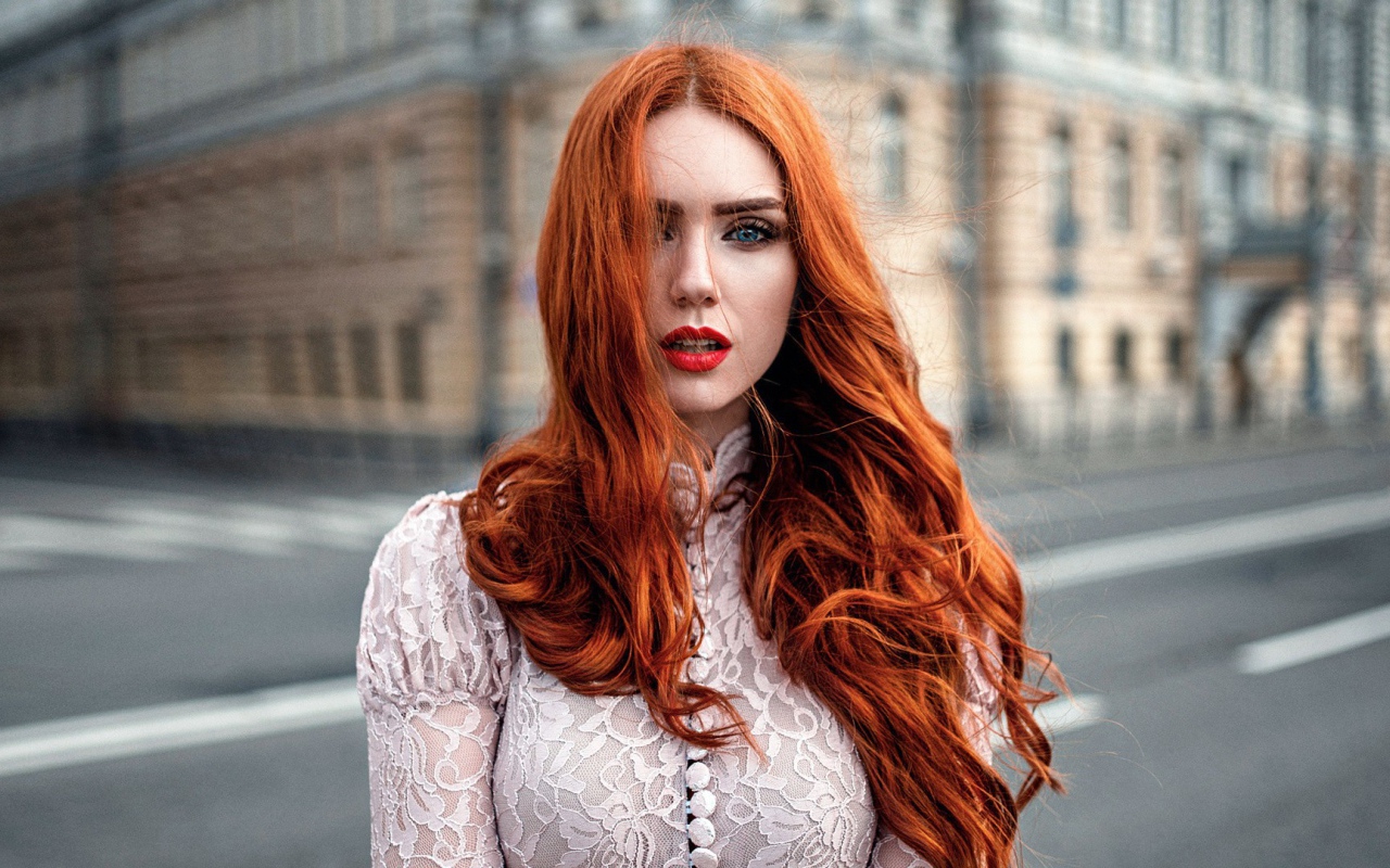 Рыжая девушка на улице, фотограф Георгий Чернядьев