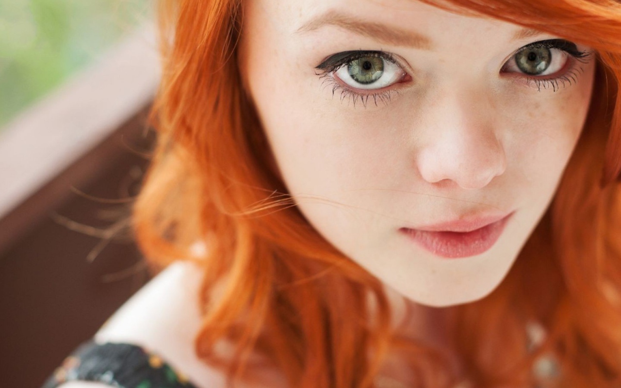 Рыжая модель с зелеными глазами Julie Kennedy