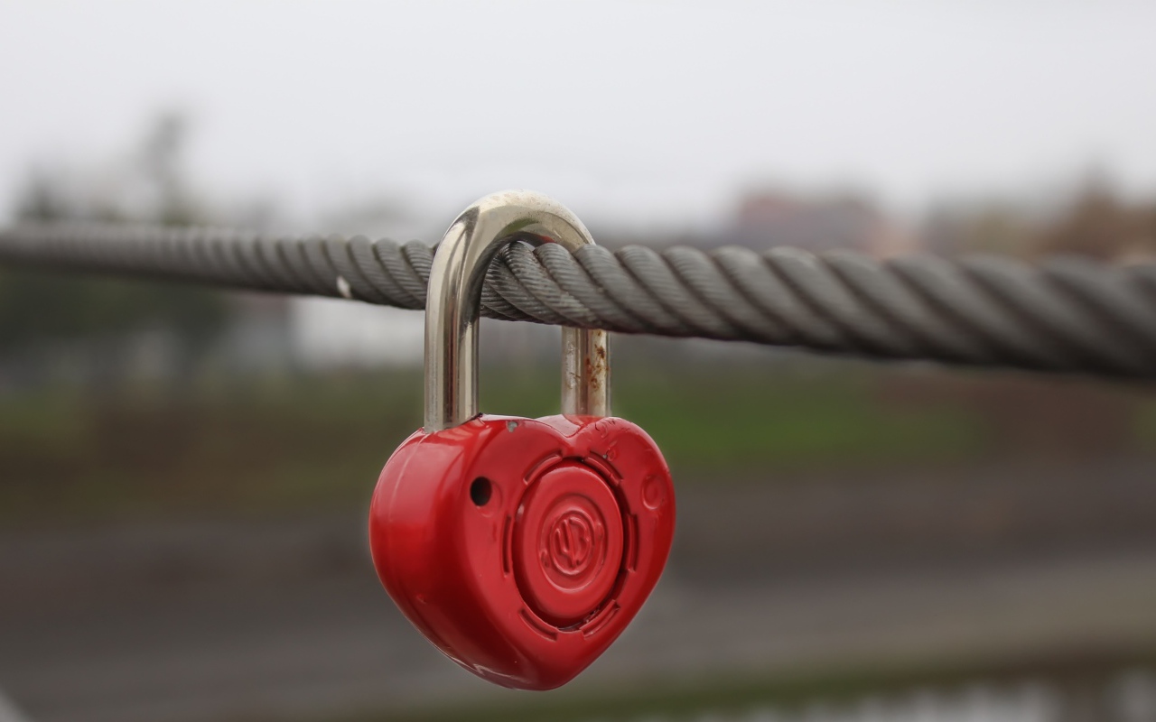 Замок в форме сердца висит на тросе